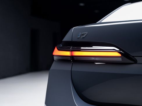 Used 2023 BMW i7 xDrive60 image 28