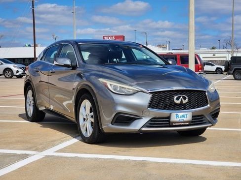 Used 2018 INFINITI QX30 image 3