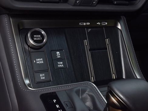 Used 2024 Lexus GX 550 w/ Accessory Package (Z1) AWD/4WD image 31