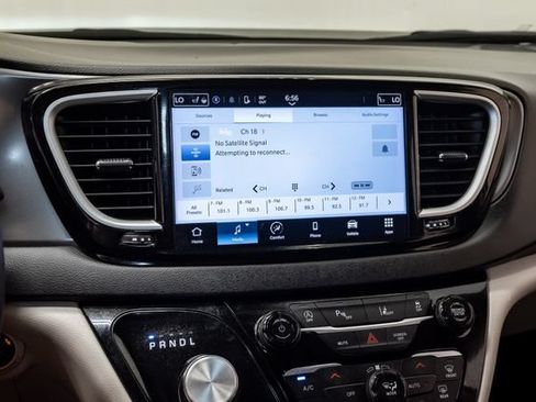 Used 2024 Chrysler Pacifica Touring-L FWD image 17