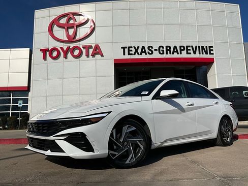 Used 2025 Hyundai Elantra Limited image 2