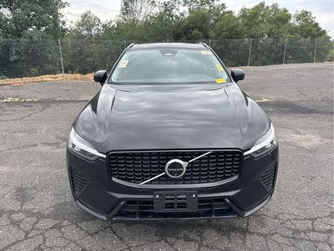 Used 2025 Volvo XC60 B5 Plus image 2