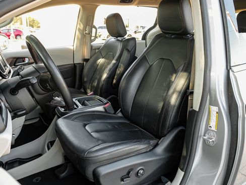 Used 2019 Chrysler Pacifica Touring-L image 8