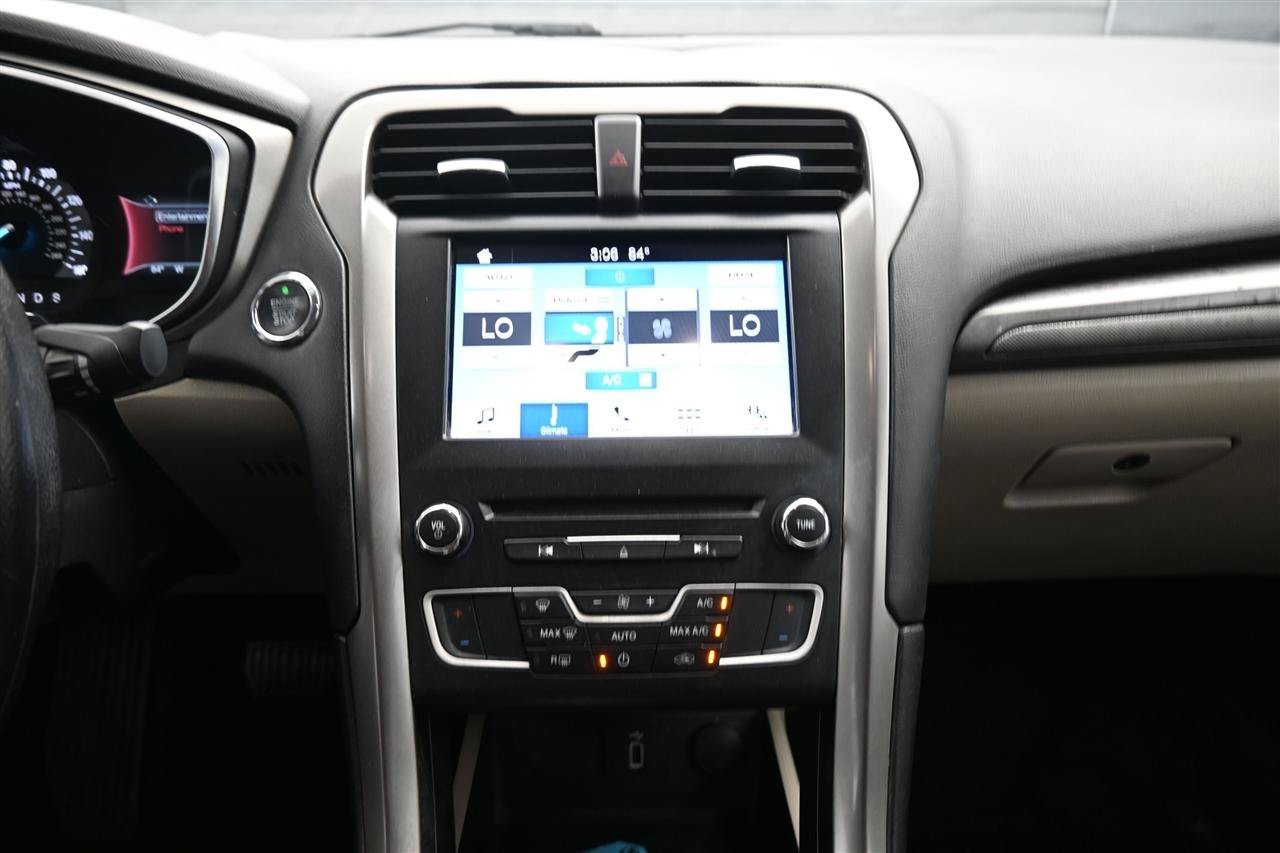Used 2017 Ford Fusion SE w/ Fusion SE Technology Package FWD image 13