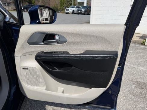 Used 2018 Chrysler Pacifica Limited image 37