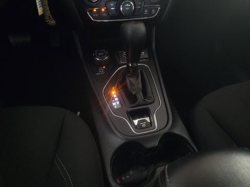 Used 2019 Jeep Cherokee Latitude w/ Cold Weather Group AWD/4WD image 26