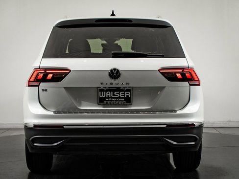 Used 2023 Volkswagen Tiguan SE w/ Panoramic Sunroof Package image 7