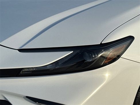 Used 2025 Toyota Camry SE image 3