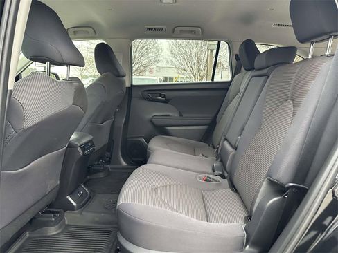Certified 2021 Toyota Highlander LE image 16