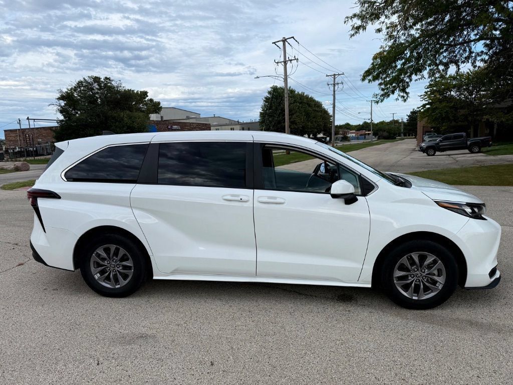 Used 2024 Toyota Sienna LE FWD image 6