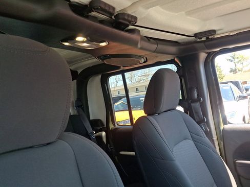 Used 2023 Jeep Gladiator Sport AWD/4WD image 13