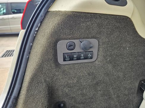 Used 2013 Lincoln MKT AWD image 9
