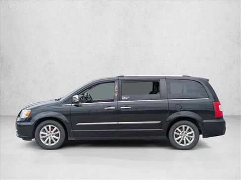 Used 2016 Chrysler Town & Country Limited Platinum image 9