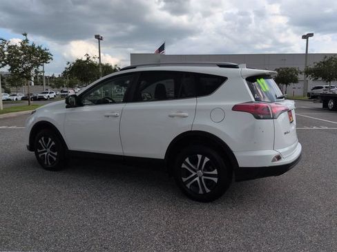 Used 2017 Toyota RAV4 LE FWD image 6
