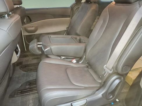 Used 2025 Kia Carnival EX FWD image 12