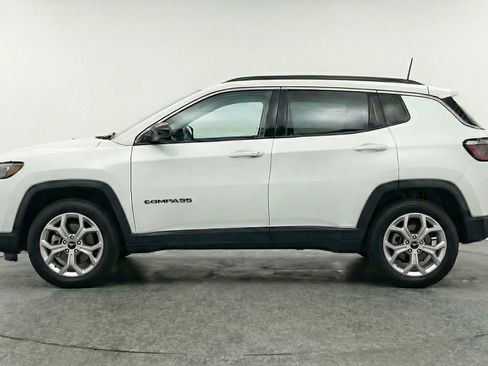 Used 2025 Jeep Compass Latitude AWD/4WD image 5