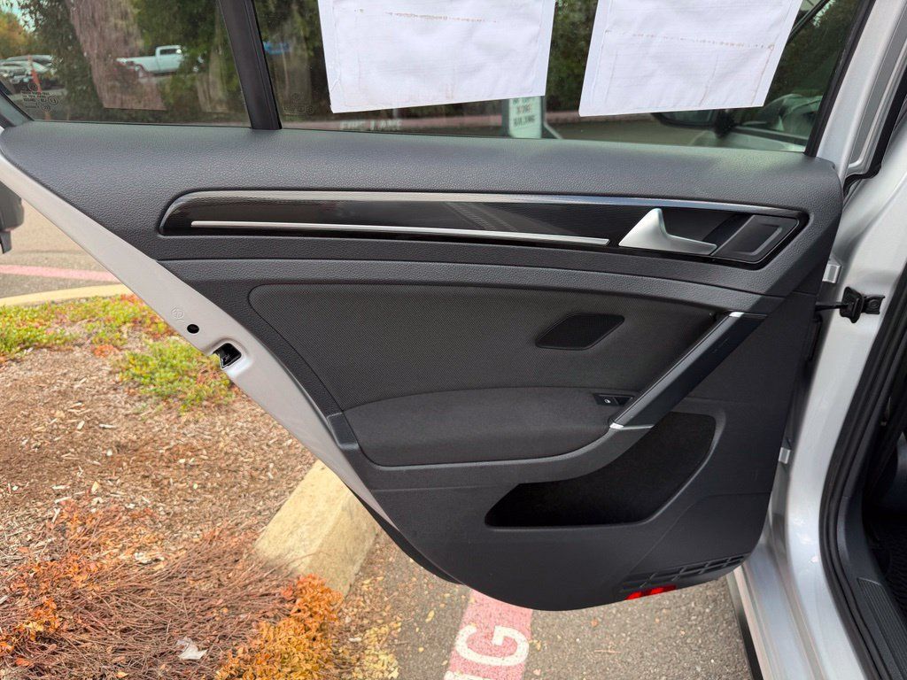 Used 2015 Volkswagen Golf 4-Door FWD image 29