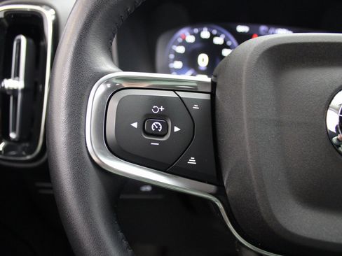 Used 2021 Volvo XC40 T5 Momentum image 37