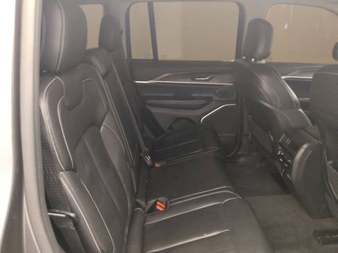 Used 2022 Jeep Grand Cherokee Limited image 19