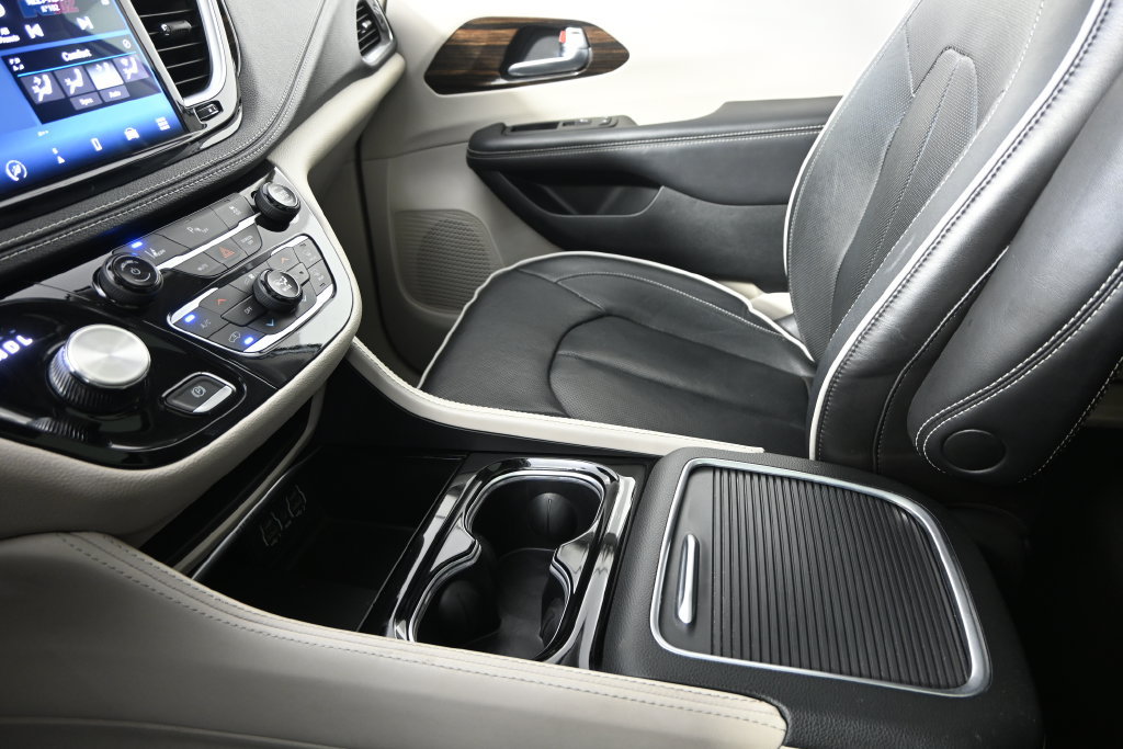 Used 2023 Chrysler Pacifica Limited FWD image 33
