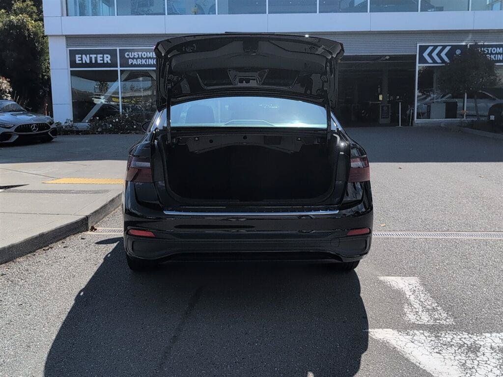 Used 2023 Volkswagen Jetta SE w/ Panoramic Sunroof Package FWD image 16