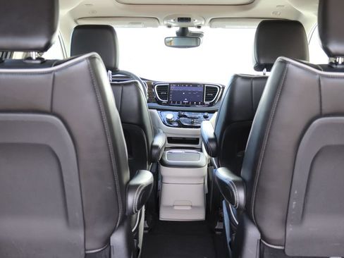 Used 2023 Chrysler Pacifica Limited image 40