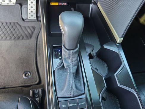 Used 2025 Toyota Camry SE w/ Convenience Package image 20