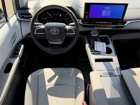 New 2026 Toyota Sienna XLE image 13
