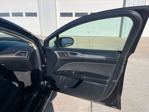 Used 2020 Ford Fusion SE image 18