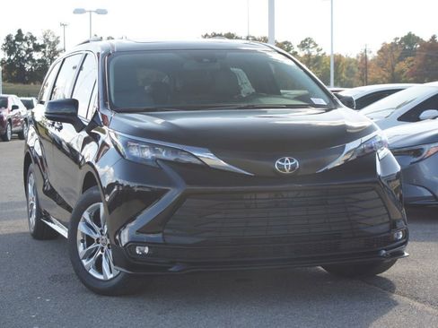 Used 2026 Toyota Sienna XLE image 8