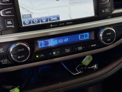 Used 2018 Toyota Highlander Limited Platinum FWD image 24