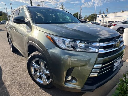 Used 2019 Toyota Highlander Limited AWD/4WD image 3