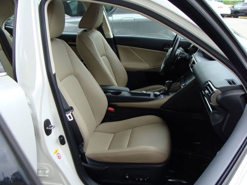 Used 2017 Lexus IS 300 AWD image 11