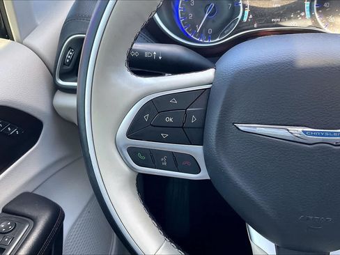 Used 2017 Chrysler Pacifica Limited FWD image 23