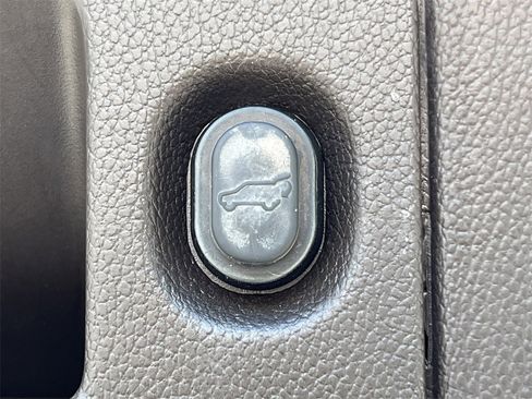 Used 2020 GMC Yukon Denali w/ Denali Premium Package image 6