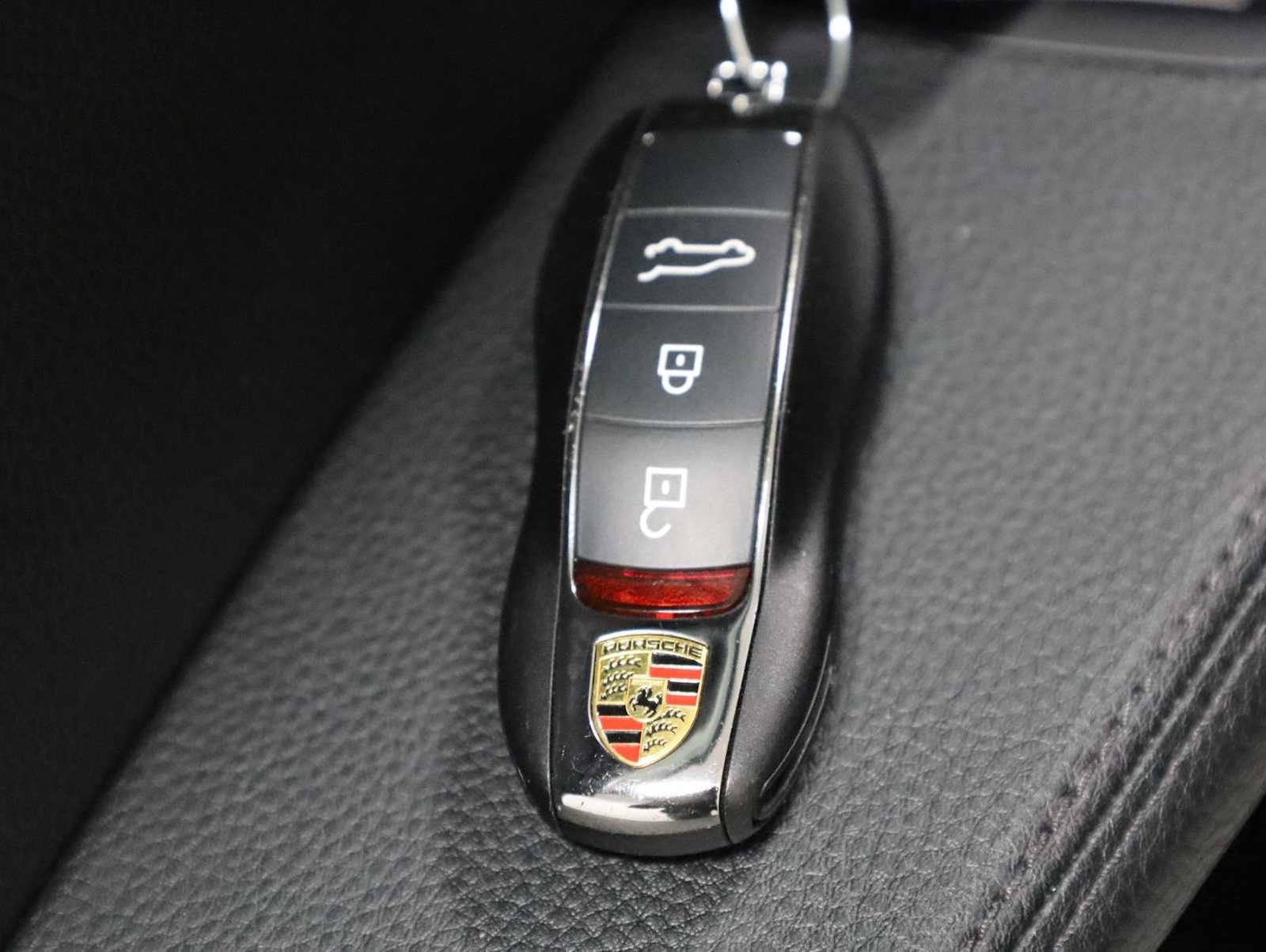 Certified 2023 Porsche Macan Turbo AWD/4WD image 43