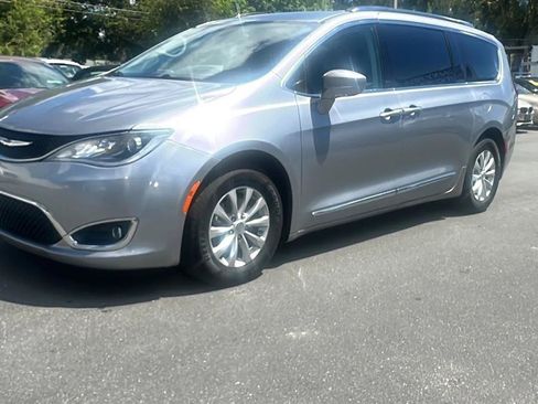Used 2019 Chrysler Pacifica Touring-L FWD image 2