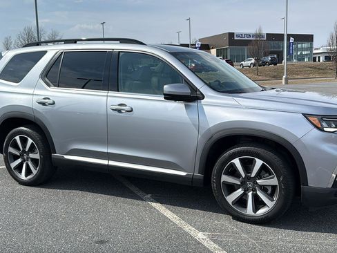 Used 2023 Honda Pilot Elite image 3