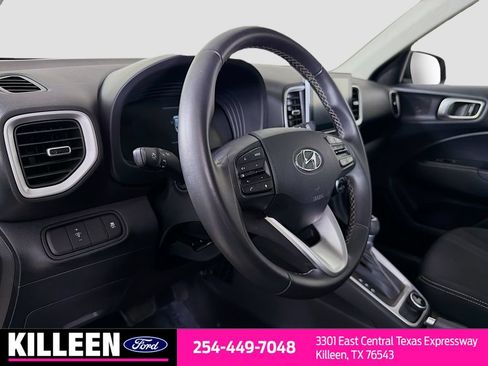 Used 2025 Hyundai Venue SEL FWD image 11