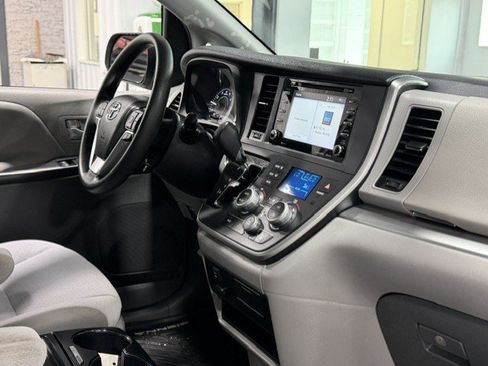 Used 2020 Toyota Sienna LE w/ LE Preferred Package FWD image 8