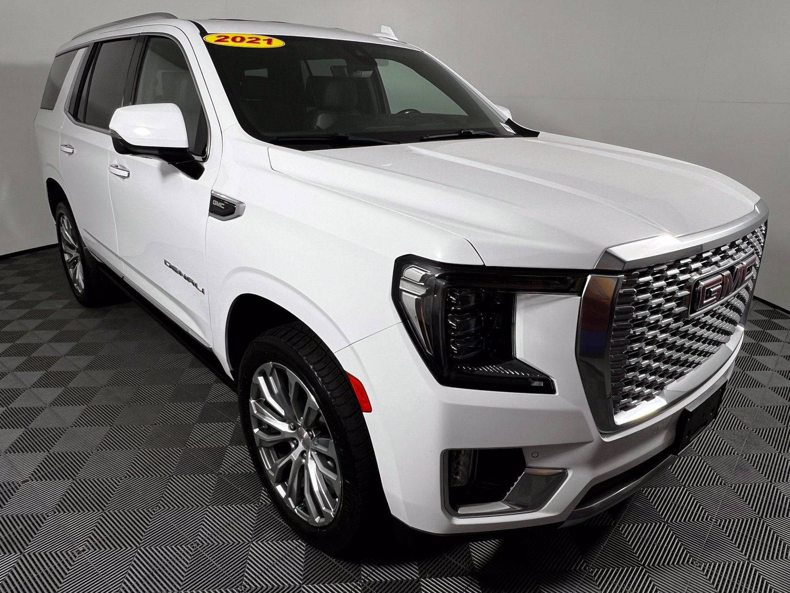 Used 2021 GMC Yukon Denali w/ Denali Premium Package AWD/4WD image 3