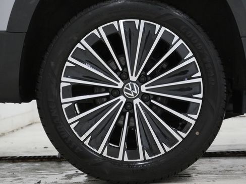 Used 2025 Volkswagen Taos SE FWD image 9