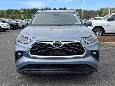 Used 2024 Toyota Highlander XLE FWD image 2