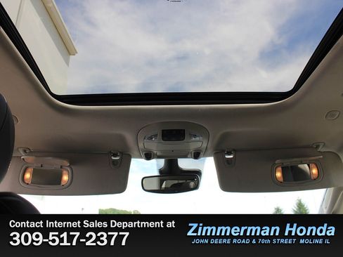 Used 2023 Chrysler Pacifica Limited FWD image 12