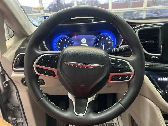 Used 2024 Chrysler Pacifica Limited FWD image 23