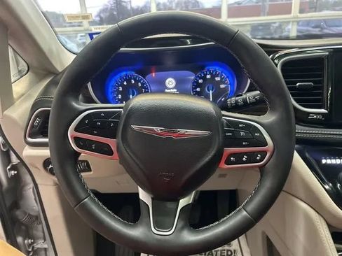 Used 2024 Chrysler Pacifica Limited FWD image 23