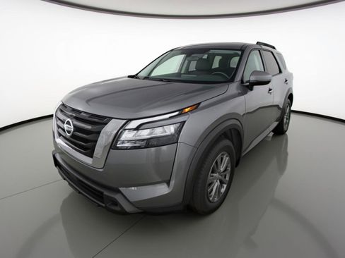Used 2025 Nissan Pathfinder SV image 3