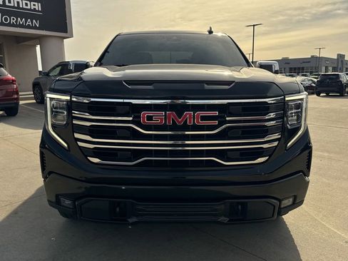 Used 2023 GMC Sierra 1500 SLT image 2