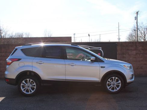 Used 2017 Ford Escape SE w/ Equipment Group 201A FWD image 5