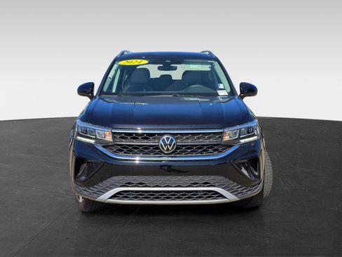 Used 2024 Volkswagen Taos SE w/ Panoramic Sunroof Package image 2